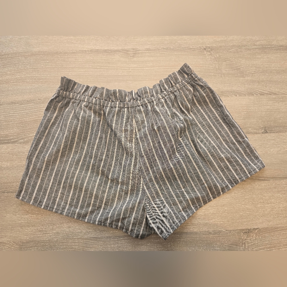 Striped shorts - Picture 2 of 6
